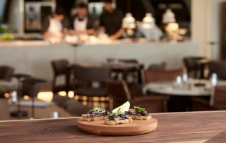 Tosta de Percebes Fumados. "É um snack para começar a refeição e um dos nossos pratos estrela. São percebes fumadas em tosta. Há casos de clientes que já vêm de propósito para provar este prato — que também dá para comer ao balcão."