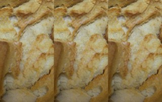 As cabeças, os corações, as mãos e as almas acordaram e meteram as mãos na massa. É disso que se trata esta coisa quase irracional de ir a correr fazer pão como se disso dependesse a sobrevivência. E depende. Foto: MR