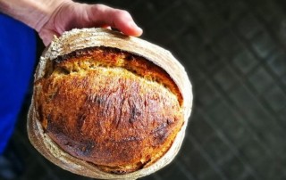 Este pão pertence a Bruno Caseiro, chefe da Cavalariça (Comporta), que por estes dias partilhou várias dicas de como fazer pão em casa. Foto: Cavalariça