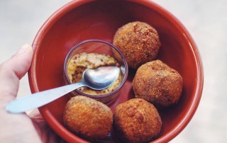 Os famosos croquetes do Pigmeu são apenas alguns dos produtos que poderá receber em casa através da nova mercearia online do restaurante. Foto: Pigmeu
