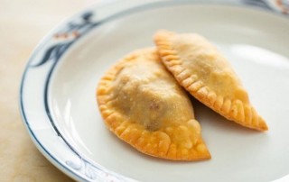 Este pastéis de massa tenra do Faz Frio estão disponíveis em take away e delivery. Foto: Faz Frio