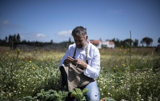 Alexandre Silva, chefe do Michelin Loco, está por estes dias a viver no Alentejo, enquanto não abre os seus restaurantes em Lisboa. Craveiral FarmTable é o seu novo projeto, em Odemira. Foto: Martin Kaufmann